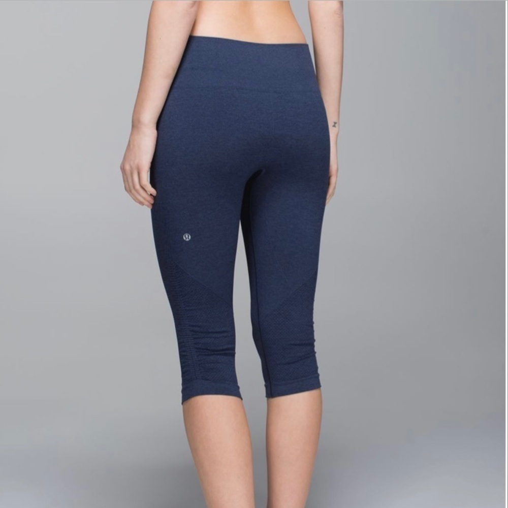 Sz4 Lululemon In The Flow Crop II in heathered deep navy EUC